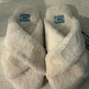 Toms Women’s Plush Cream Slippers, New with tags & original box